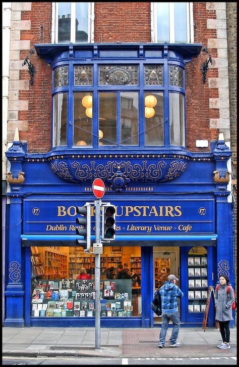 London Stores Aesthetic, Bookstore Front Design, Vintage Shop Fronts, Vintage Store Fronts, Library Exterior, Bookstore Design, Book Shops, Apartments Exterior, Dolls House Shop