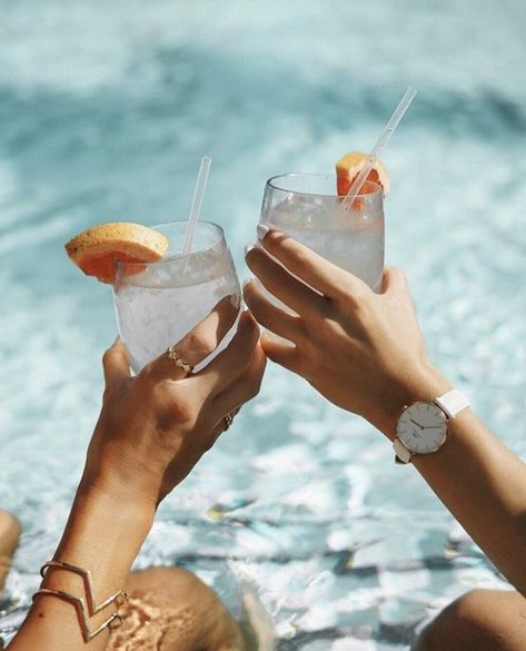 Beach Ins story idea Dw Watch Women, Pool Lifestyle, Pool Photography, Resort Lifestyle, Restaurant Photography, Resort Pools, Pool Photos, Summer Pool, Shooting Photo