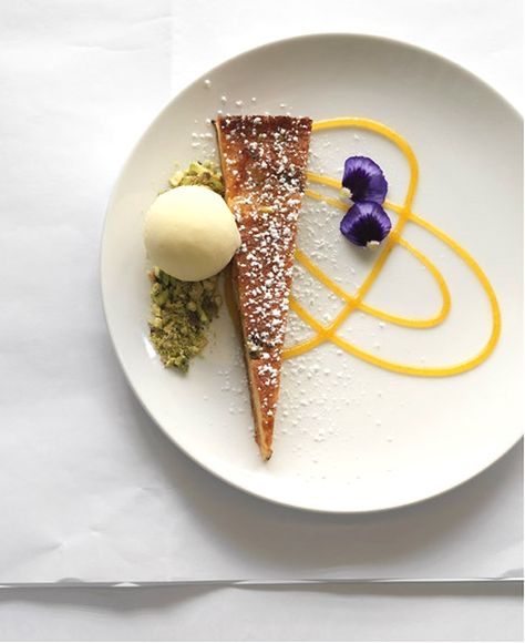 Olive Oil Cake: pistachio crumble, lemon sauce extra Crepe Plating, Cake Plating Ideas, Tart Plating, Desert Plating, Party Food Plates, Michelin Star Food Plating, Pistachio Crumble, Cake Pistachio, Fine Dining Plating