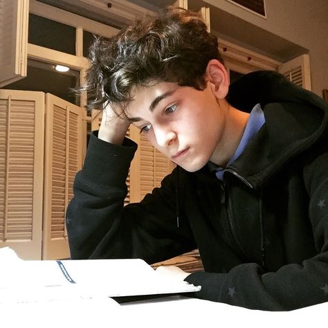 When u have 2 projects 2 tests and 3 quizzes in a week #batmanatschool #gotham #brucewayne Batman Origins, Gotham Bruce, Nightwing Batman, David Mazouz, Bruce And Selina, Gotham Cast, Gotham Series, Gotham Tv, Arkham Origins