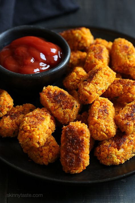 A healthier alternative to tater tots, and a great way to sneak orange-colored vegetables into your kids meals which are high in vitamin C and beta-carotene. Carrot Tots, Sweet Potato And Carrot, Easy Sweet Potato Recipes, Sweet Potato Tots, Potato Tots, Vegan Sweet Potato, Tater Tots, Skinny Taste Recipes, Sweet Potato Recipes