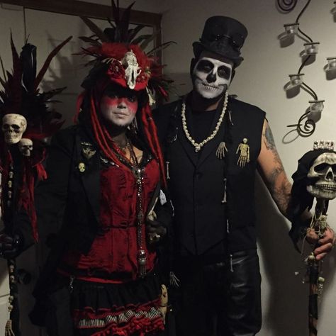 Voodoo Priestess & Samdi costumes for Halloween 2015 by Darecrafts.com Voodoo Couples Halloween Costumes, Voodoo Couple Costume, Vodoo Costumes Diy, Voodoo Priestess Costume, Doctor Voodoo, Witch Doctor Costume, Priestess Costume, New Orleans Witch, Voodoo Doll Costume