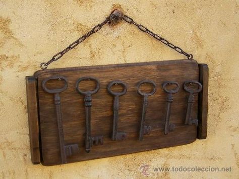 JUEGO DE 6 LLAVES EN CUADRO DE MADERA (Vintage - Varios) Antique Shop Display Ideas, Old Key Crafts, Antique Shop Display, Salvaged Decor, Key Crafts, Old Keys, Old Key, Antique Keys, Antique Kitchen