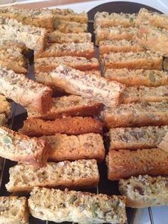 GESONDHEIDS BESKUIT http://lekkerreseptevirdiejongergeslag.blogspot.com/2014/09/gesondheids-beskuit.html 1kg self raising flour 2 Cups bro... South African Rusks, Beskuit Resepte, Buttermilk Rusks, Rusk Recipe, Africa Food, African Cooking, Buttermilk Recipes, South African Recipes, African Food