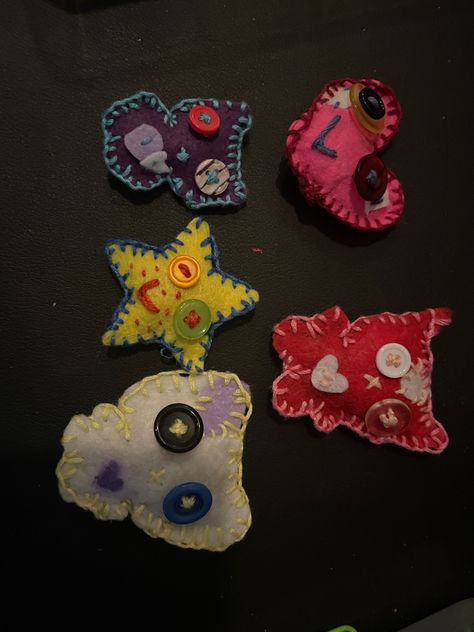 Felt + Buttons + Thread = Felt creatures!!! Felt Patches Diy, Felt Keychain Diy, Diy Felt Crafts, Felt Creatures, Felt Pins, Felt Patches, Button Projects, Felt Plushie, Felt Plush