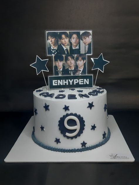 Kpop Themed Cake, K Pop Birthday Cake, Enhypen Cake Design, Enhypen Cake Ideas, Bts And Enhypen, Korean Birthday Cake, Decoracion Aesthetic, Birthday Cake Designs, Cut Recipe