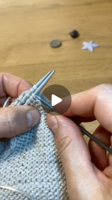 annaplexis on Instagram: "3-needle cast off  As I wrote in my previous post, you can do a 3-needle join and cast off at the same time, which is how I usually join shoulder seams. The shoulder seam holds up the weight of the whole garment, so  it needs to be sturdy. That is why I do not recommend grafting for this particular seam. (Unless, of course, you want the effect of a loose garment with dropped shoulders.)  #knitting #breien #Stricken #strik #tricot #knit #sticka #strikning #strikk #strikke #tejer #tricô #neuloosi #Stickning #maglieria #pleximo #örgü #вязание #tejido #tricoter #amimono #breienvoorbeginners #KnittingTutorial #HowToKnit #strickenlernen #StrikkeTips #KnittingTips #StrickenFürAnfänger #stricktipps" Knitting Seams Together, Knit Armhole Shaping, Loose Bind Off Knitting, Loose Cast Off Knitting, Joining Shoulder Seams In Knitting, How To Fix A Dropped Stitch In Knitting, Cast Off, Diy Knitting, Knitting Techniques