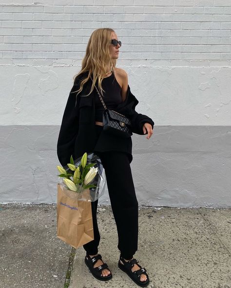 Marie von Behrens @mvb Instagram all-black outfit idea: sweatshirt, tank top, Chanel bag, sweatpants, and Chanel dad sandals Dad Sandals Outfit, Marie Von Behrens, Minimalist Moda, Dad Sandals, Bread Cheese, Mode Shoes, Skandinavian Fashion, Sandals Outfit, Looks Street Style