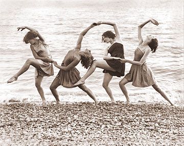 Beware! Irresponsible Middle-Aged Drinkers On The Loose Isadora Duncan, Mode Retro, Dance Movement, Foto Tips, Foto Vintage, Skateboarder, Foto Art, Dance Photos, Modern Dance