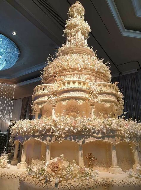 Huge Wedding Cakes, Castle Wedding Cake, Fancy Wedding Cakes, Huge Cake, Extravagant Wedding Cakes, Cake Structure, Royal Cakes, Dream Wedding Reception, Big Wedding Cakes