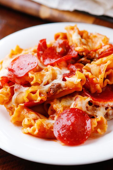 Pepperoni Pizza Pasta. Only six ingredients, done in 15 mins, and everything cooks in one pan, even the pasta. A great quick and easy weeknight meal everyone will love!! Best Pasta Bake Recipe, Pizza Pasta Bake Recipes, Pepperoni Pizza Pasta, Pasta Meals, Baked Pasta Recipes, Supper Ideas, Pasta Pizza, Creamy Pasta, Garage Ideas