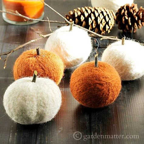 DIY Felted Dryer Ball Pumpkins – Felting Pumpkin Inspiration, Easy Fall Wreaths, Dryer Sheet, Diy Scent, Pumpkin Garden, Felt Pumpkins, Fall Decor Inspiration, Farm Crafts, Diy Fall Wreath