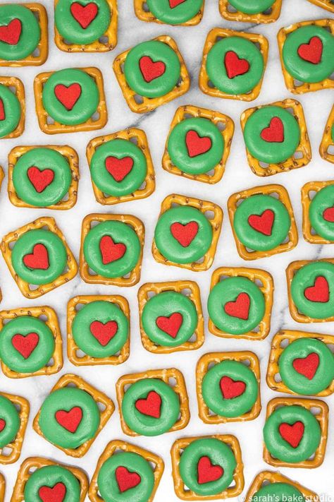 Trendy Party Themes, Pretzel Snaps, Grinch Snack, Christmas Party Snacks, Grinch Christmas Party, Whoville Christmas, Christmas Movie Night, Grinch Party, Grinch Christmas Decorations