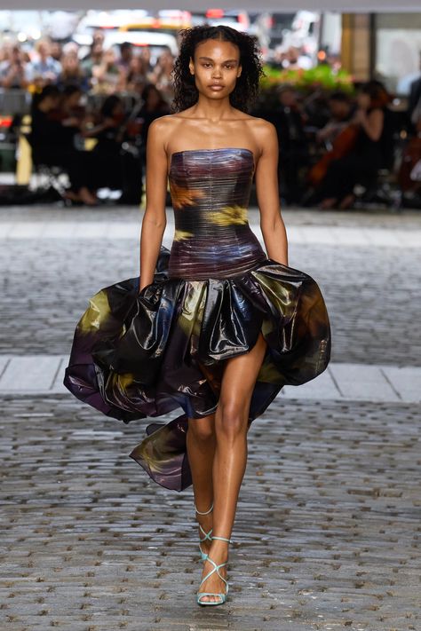 Prabal Gurung Spring 2025 Ready-to-Wear Collection | Vogue Runway Fashion Outfits, Fashion Dream Job, Runway Fashion Couture, Color Trends Fashion, Spring 2025, Copenhagen Fashion Week, Prabal Gurung, Spring Fashion Trends, Pretty Style