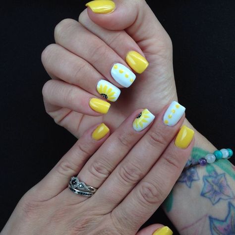 Summer Shellac, Nails Sunflower, Shellac Nails Summer, Acrylic Nails Yellow, Nails Colorful, Yellow Nail Art, Summer Gel Nails, Sunflower Nails, Colorful Nail