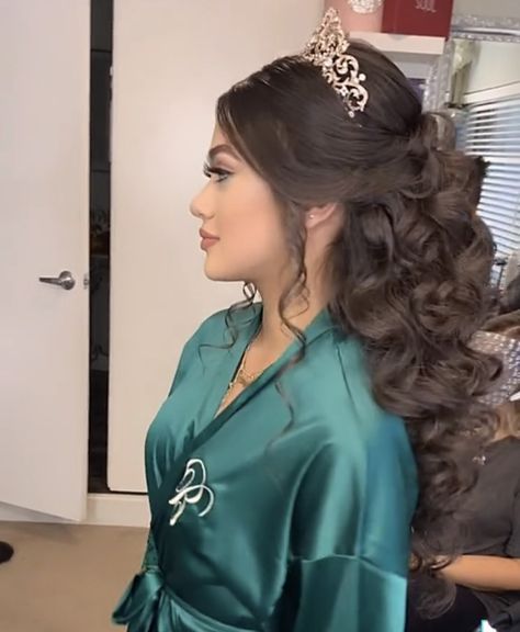 Blonde Quince Hair, 15 Half Up Half Down Hairstyles, Hair Down Hairstyles Quince, Quinceanera Ideas Hairstyles, Hairstyle For Quinceañera, Quinceñera Hairstyles For Long Hair, Down Hairstyles Quinceanera, Quinceanera Down Hairstyles, Quince Hairstyles Medium Hair