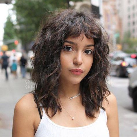 baby bangs and curly Layer Panjang, Bob Lung, Long Curly Bob, Medium Curly Hair Styles, Hair 2018, Curly Hair With Bangs, Curly Bob Hairstyles, 짧은 머리, Medium Hair Cuts