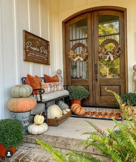 Outside Fall Decorations, Outside Fall Decor, Interior Simple, Interior Vintage, Fall Front Porch Decor, Fall Thanksgiving Decor, Fall Front Porch, Interior Plants, Have Inspiration