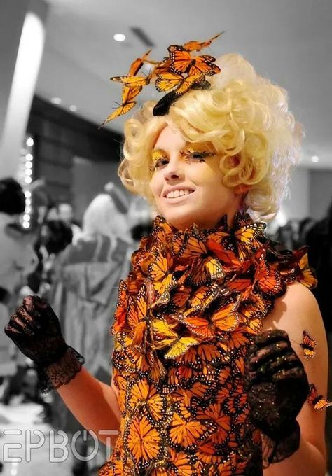 Effie Trinket w/ butterfly dress and eyelashes c: Hunger Games Jokes, Effie Trinket, Hunger Games 3, Hunger Games Series, Diy Halloween Costume, Elizabeth Banks, Epic Cosplay, Hunger Games Catching Fire, Suzanne Collins