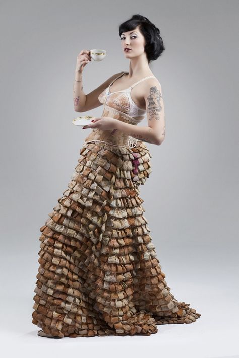 tea bag dress Victor And Rolf, Used Tea Bags, Tea Bag Art, Recycled Dress, Recycled Fashion, Upcycled Fashion, What Do You See, Recycle Clothes, In The Ocean