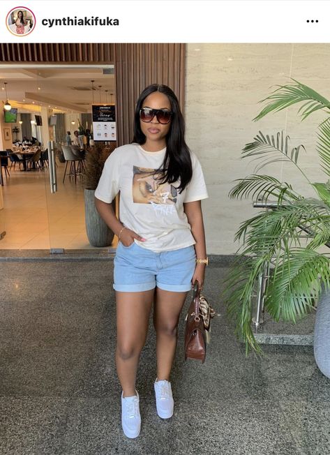 T Shirt Shorts And Sneakers Outfit, Jean Shorts And Sneakers Outfit, Shorts And Sneakers Outfit, Bum Shorts, Outfits Gorditas, Errands Outfit, Summertime Outfits, Look Jean, Modesty Outfits