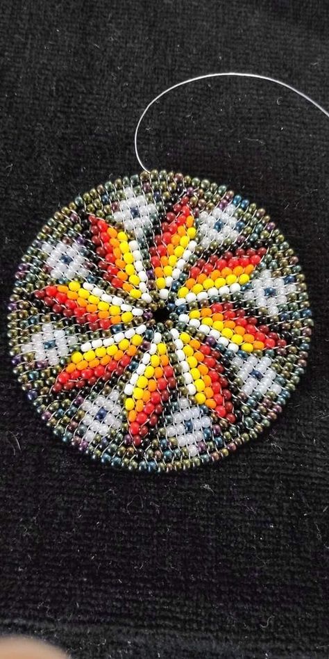 Beaded Madellion, Beaded Rosettes Patterns, Beaded Medallion Patterns, Bracelet Patterns Easy, Bead Bracelet Patterns, Native American Beadwork Patterns, Native Beading Patterns, Bead Loom Designs, Native Beadwork