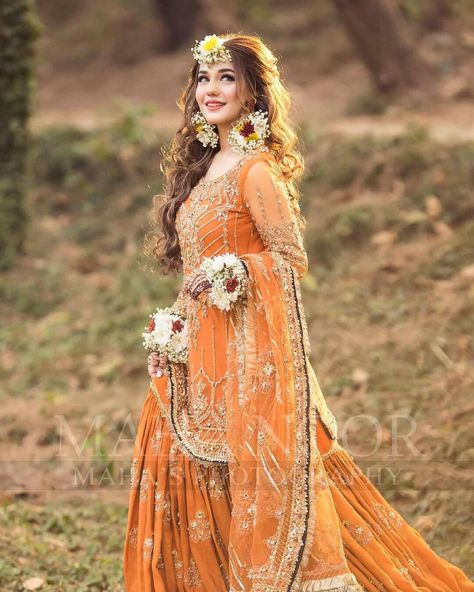 Mayon Dresses Pakistani Simple, Pakistani Haldi Dresses, Minahil Ali Wattoo, Haldi Dresses, Designing Blouse, Mehndi Dress For Bride, Crochet Mens, Pakistani Bridal Hairstyles, Mehndi Hairstyles