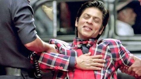 SRK - That heart-touching moment from Om Shanti Om -- LOVE IT!!! Love Cartoons, Vintage Bollywood Aesthetic, Deadpool Movie, Fall Memes, Batman Pictures, Funny Dialogues, Om Shanti, Emoji For Instagram, Om Shanti Om