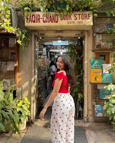 main character era 🧚🏼‍♀️ day 1 photo dump & honestly this is one of my fav places in Delhi, there’s so much love around like it fills my heart with so much khushi<3🥹🧿 📍Khan market & Lodhi garden, Delhi Delhi Outfits, Goa Photos, Delhi Aesthetic, Lodhi Garden, Khan Market, Tour Photography, Dump Pics, Book Flatlay, Delhi Girls