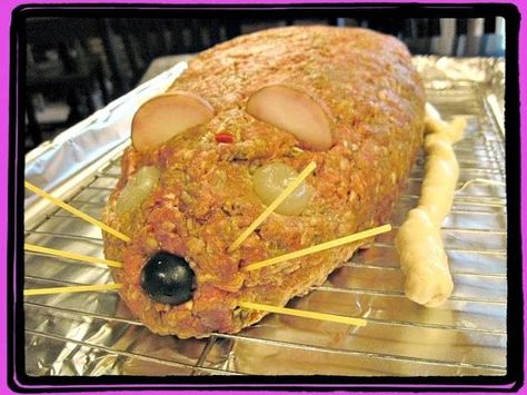 Filled with cheesy "guts", this Creepy Halloween Rat Loaf Meatloaf will gross out everyone at the dinner table. In a good way, of course. Meatloaf Rats, Caramel Apples Recipe, Halloween Humor, Parchment Paper Baking, Spooky Treats, A Rat, Savory Appetizer, Halloween Dinner, Green Food Coloring