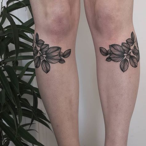 Over The Knee Tattoo, Knee Tattoo Ideas, Hopeless Romantic Tattoo, Most Painful Tattoo, The Knee Tattoo, Tatu Baby, Knee Tattoos, Pin Up Girl Tattoo, Web Tattoo