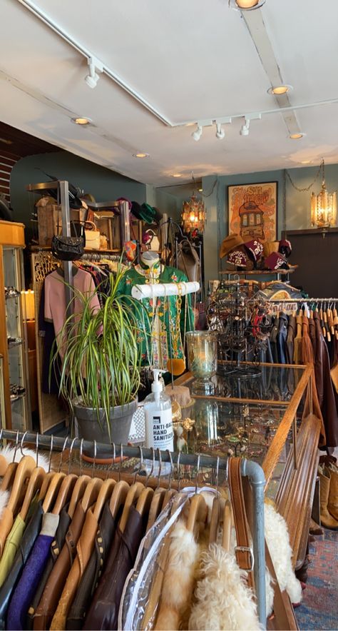 Vintage Clothes Shop Aesthetic, Vintage Store Interior Design, Thrift Store Interior Design, Thrift Shop Interior, Thrift Store Exterior, Thrift Boutique Ideas, Vintage Shops Aesthetic, Vintage Shop Ideas, Thrift Store Interior