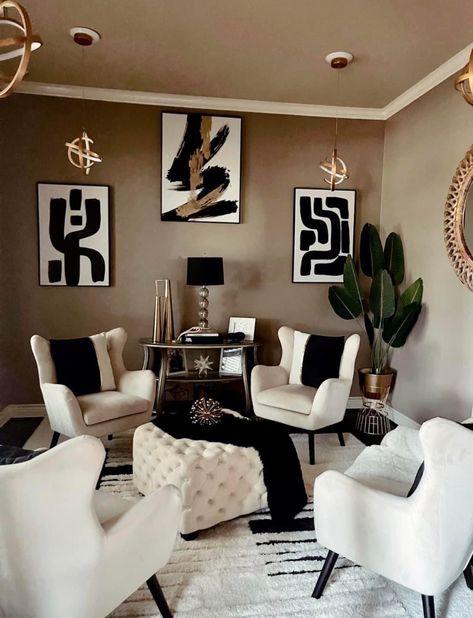 Black And White Sitting Room, Magenta Living Room, Glam Sitting Room, Black Home Aesthetic, Monochromatic Home Decor, Glam Home Decor Ideas, White And Gold Living Room, White Sitting Room, Sitting Area Ideas