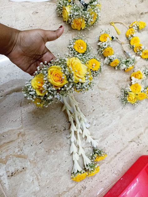 Original Flower Jewellery For Haldi, Haldi Jewellery Bridal Flowers, Mehndi Decoration Ideas At Home, Bridal Kaleera, Flower Bangles, Flower Jewelry Diy, Flower Jewellery For Haldi, Flower Jewellery For Mehndi, Fresh Flower Jewelry