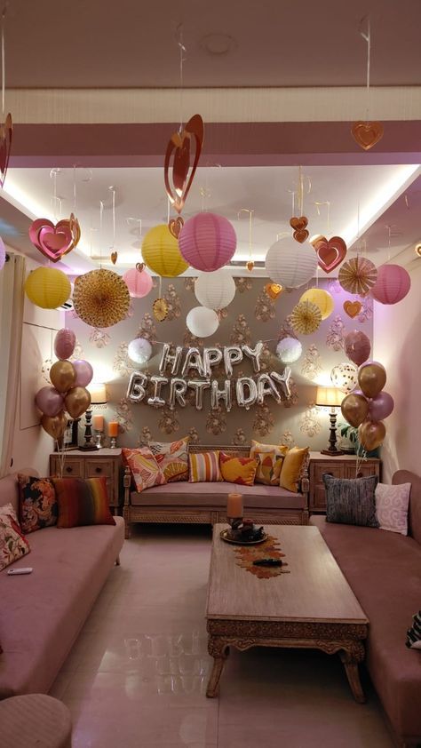 Home Birthday Celebration Ideas, Indoor Birthday Party Decorations, Minimalist Birthday Decor, Party Entrance Decoration, Office Birthday Decorations, Puja Decor, Indoor Birthday Parties, Haldi Decoration, Surprise Birthday Decorations