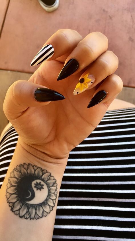 Black Eyed Susan Nails, Black And Sunflower Nails, Dark Sunflower Nails, Sunflower Nails Black, Black Nails With Sunflower Design, Black Nails With Sunflower, Black Sunflower Nails, Fall Sunflower Nails, Cranberry Nails