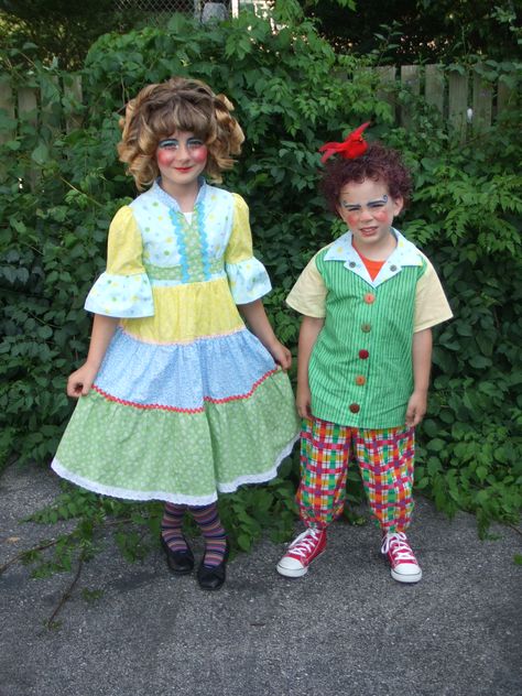 Make Wizard Oz Munchkins Costumes | munchkins two munchkin actors from the stage show Wizard Of Oz Makeup Ideas Munchkin, Munchkin Makeup Wizard Of Oz, Wizard Makeup, Wizard Of Oz Munchkins, Munchkin Costume, Wizard Of Oz Costumes, Costumes Homemade, The Wizard Of Oz Costumes, Wizard Of Oz Musical