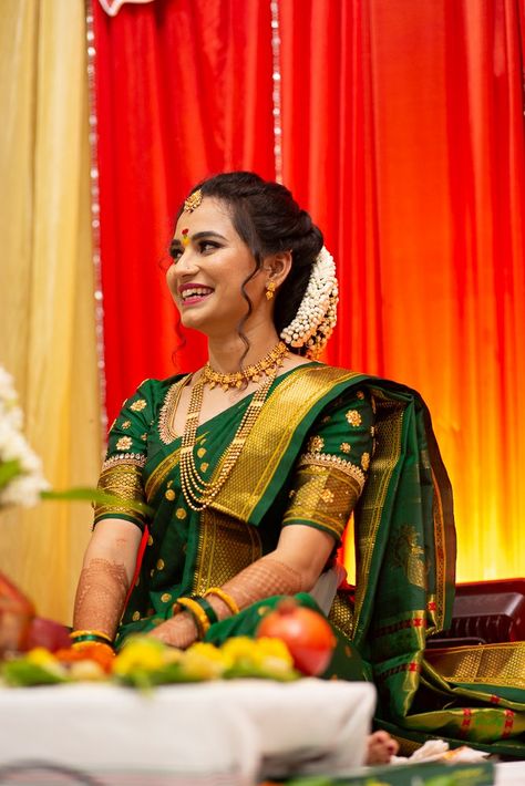 Jewellery For Maharashtrian Bride, Green Saree Look For Engagement, Marathi Engagement Look Green Saree, Marathi Bride Green Saree, Marathi Wedding Reception Look, Green Paithani Blouse Designs Latest, Navri Saree Look Marathi, Maharashtrian Bridal Blouse Designs, Maharastrian Engagement Look