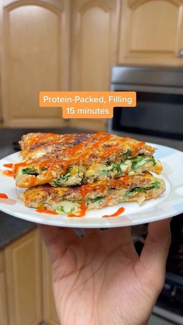 Low Calorie Omelette, Healthy Cheeseburger, Sugar Free Ketchup, Low Fat Cheese, Protein Pack, Egg Whites, Healthy Chicken Recipes, Healthy Chicken, Sriracha