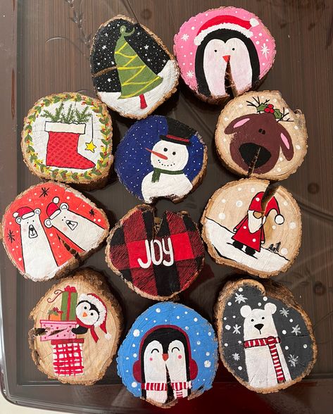 Wood Coasters Christmas, Coaster Ideas Wood, Wooden Christmas Coasters Diy, Christmas Wooden Coasters, Christmas Coasters Painted, Painted Wooden Coaster Ideas, Wooden Christmas Coasters, Wood Coasters Diy Painted Christmas, Wood Coasters Diy Painted