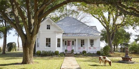 Farmhouse-Front-Door Victorian Farmhouse Plans, Texas Farmhouse, Pink Front Door, Farmhouse Floor Plans, Farmhouse Front Door, American Farmhouse, Victorian Farmhouse, Farmhouse Landscaping, Pink Door