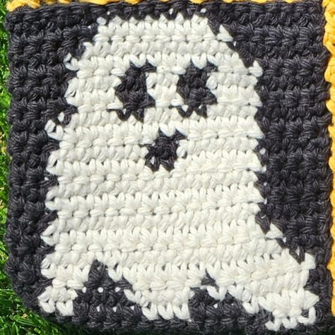 Inching closer and closer to the thinning of the veil! This ghost works up in about 15 minutes, is super easy and perfect for beginners, and makes a great addition to lots of pieces. #spookycrochet #halloweencrochetpatterns #halloweencrochetpattern #ghostcrochet Halloween Crochet Patterns, Tapestry Crochet Patterns, The Veil, Tapestry Crochet, 15 Minutes, Veil, Super Easy, Ghost, Crochet Patterns