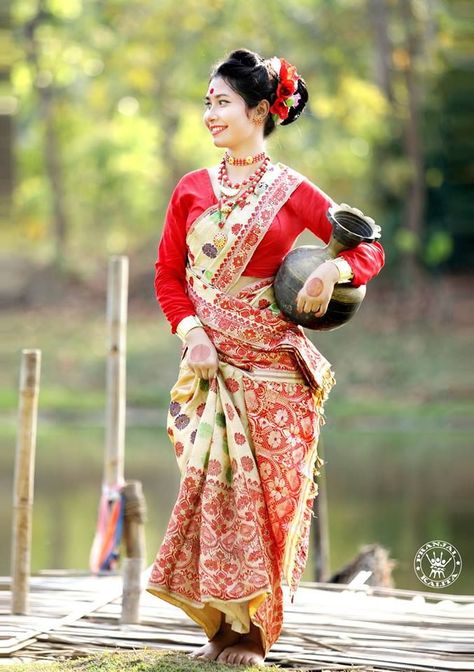 Ahom Kingdom, Assam Beauty, Assamese Language, Bride Dress Up, Long Skirt Top Designs, Mekhela Chador, Indian States, Thai Fashion, Balloon Pictures