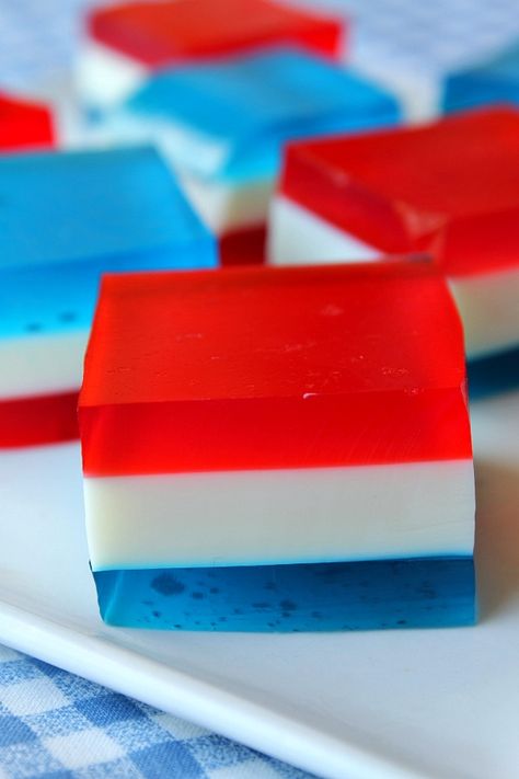 Red, White and Blue Finger Jello #recipe - such a fun (and delicious) little treat to have on hand at warm-weather barbecues... especially for the kids since they love this stuff! Jello Squares, Patriotic Jello, Finger Jello, Vintage Molds, Layered Jello, Blue Fingers, Blue Jello, Kitchen Favorites, Jello Desserts