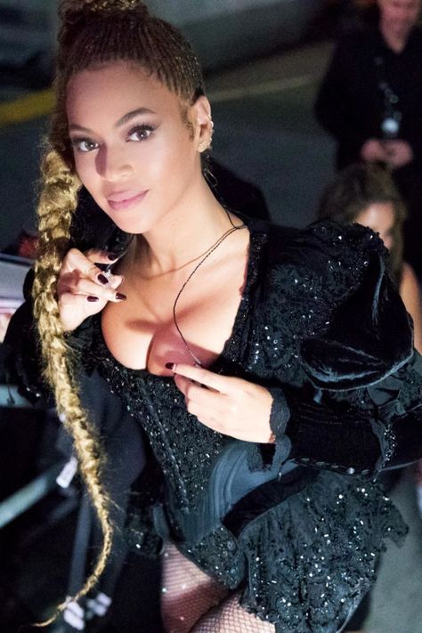 Beyonce's butt-length braid: Queen B's hairstylist tells us how he crates this long and sexy braid in only 5 minutes. Beyonce Ponytail, Beyonce Formation Tour, Beyonce Braids, Beyonce 2013, Beyonce Blonde, Hair Clips 90s, Beyonce Formation, Beyonce Outfits, Blonde Braids