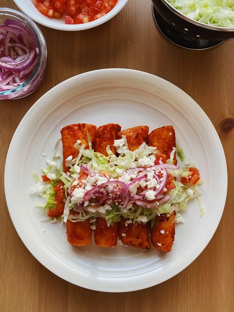 Michoacan Food Recipes, Enchiladas Estilo Michoacan, Chorizo And Potato Enchiladas, Enchiladas Jalisco, Enchilada Michoacanas, Easy Dinner Mexican Recipes, Enchiladas Rancheros, Enchilada Aesthetic, Michoacan Enchiladas