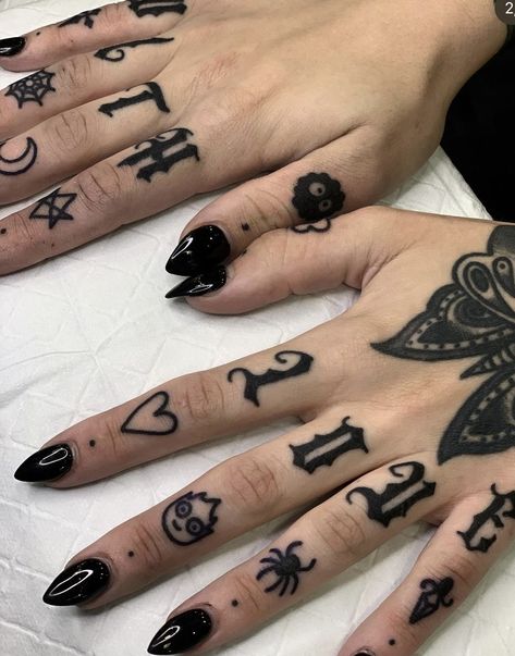 Finger Tattoos Words, Tattoos Feminine, Wrap Around Wrist Tattoos, Traditional Hand Tattoo, Tattoo Artist Tattoo, Tattoo Ideas Unique, Miami Ink, Finger Tattoo For Women, Finger Tats