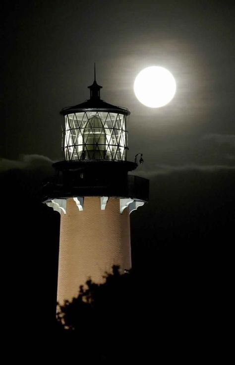 Lighthouse at night. This reminds me of one I saw in Oregon last August 2014, could be on Oregon coast. Jupiter Lighthouse, Lighthouse Photos, Lighthouse Pictures, Shoot The Moon, Beautiful Lighthouse, Beacon Of Light, World Photo, Beautiful Moon, Light House