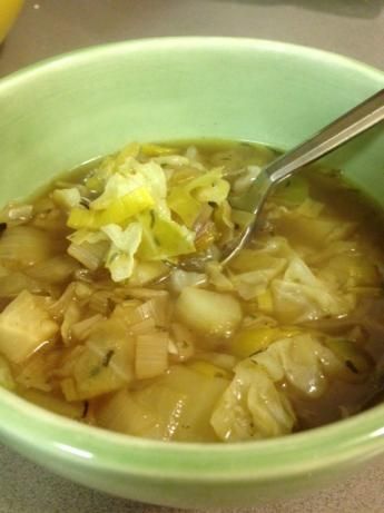 I tried this yesterday and it was different from what I usually make but the adults all likes it. The kids wouldn't try it. The only change I made was using chicken broth instead of vegetable broth. Soup With Cabbage, Soup With Tomatoes, Leeks Soup Recipes, Potato Leek, Cabbage Recipe, Potato Leek Soup, Healthy Comfort, Leek Soup, Cabbage Soup