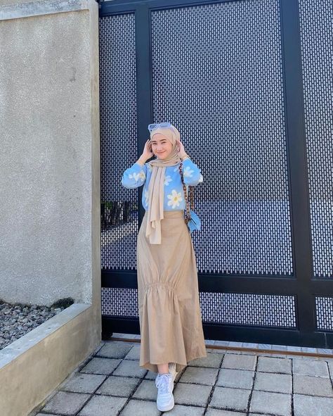 Hijab Sweater Outfit, Blue Hijab Outfit, Aesthetic Muslim Outfits, Sweater Hijab, Outfit Rok, Blue Sweater Outfit, Sky Blue Outfit, Outfit Ngampus, Ootd Pinterest